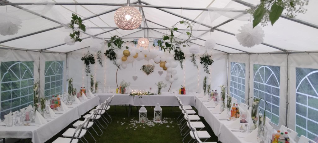 Wnętrze namiotu – elegancki setup weselny