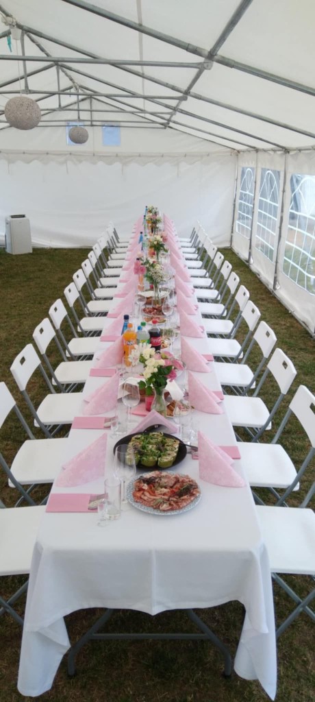 Stoły z różowymi serwetkami