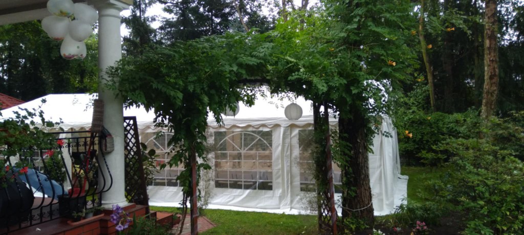 Namiot z zieloną archą