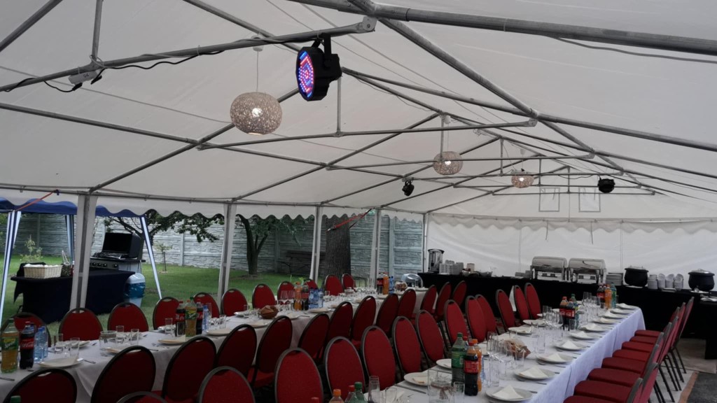 Event z czerwonymi krzesłami